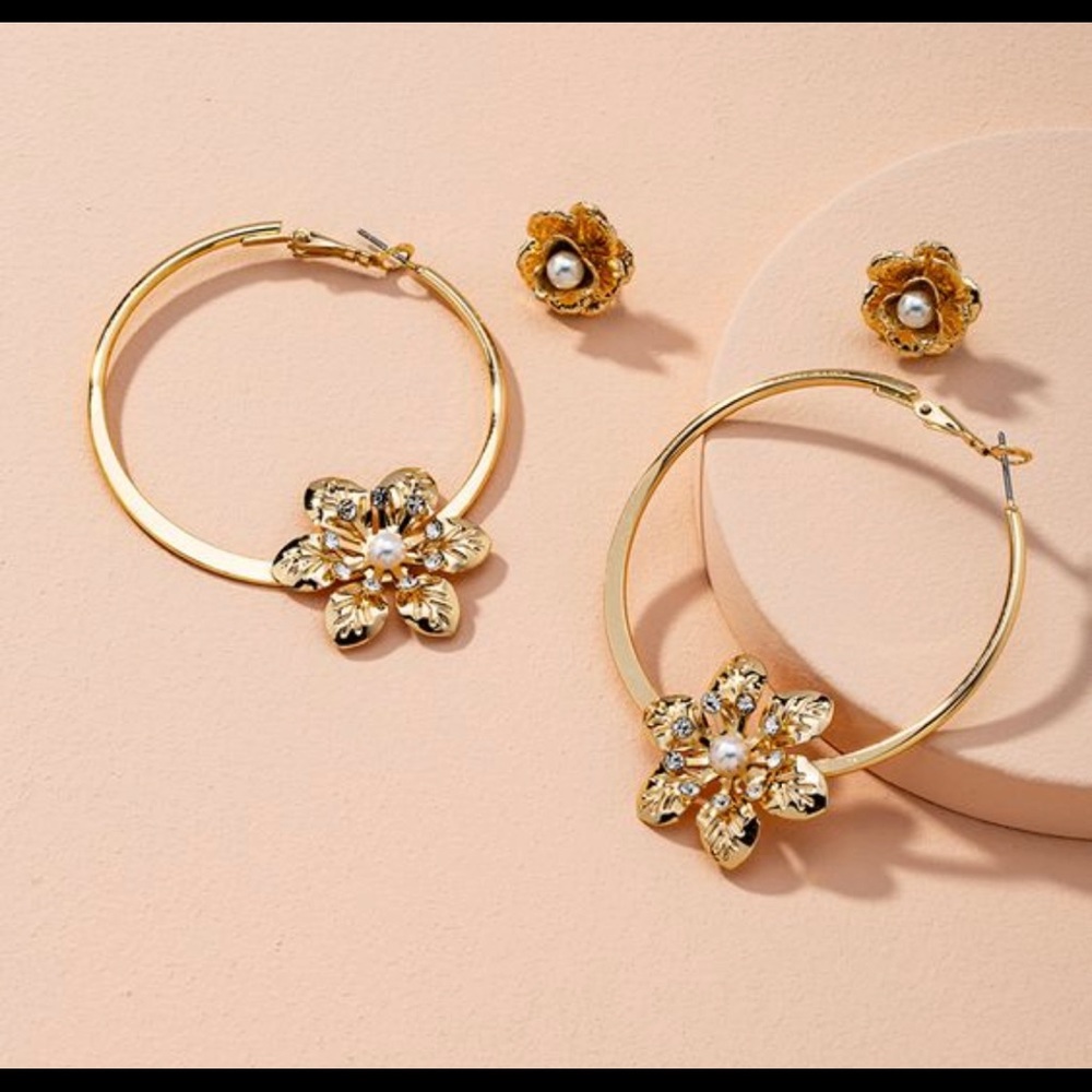 Floral hold earring set